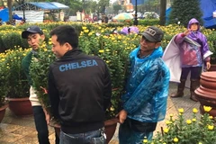 Chợ hoa Tết ở thành phố Huế tập nập ngày cuối năm. (Ảnh: Quốc Việt/Vietnam+)