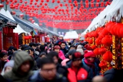 Người dân tập trung tại một ngôi chùa để cầu một Năm mới tốt lành tại Thẩm Dương, tỉnh Liêu Ninh,Trung Quốc. (Nguồn: AFP/TTXVN)