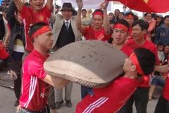 Đội pháo xã Tân Hương (huyện Ninh Giang) chuẩn bị gieo pháo. (Ảnh: Mạnh Minh/TTXVN)