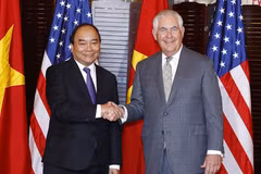 Thủ tướng Nguyễn Xuân Phúc và Ngoại trưởng Hoa Kỳ Rex Tillerson. (Ảnh: Thống Nhất/TTXVN)