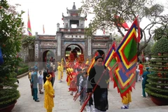 Lễ rước kiệu vào đền An Dương Vương (thuộc Di tích lịch sử, kiến trúc nghệ thuật và khảo cổ Cổ Loa) (Ảnh: TTXVN)