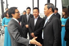Phó Thủ tướng Vũ Đức Đam trao đổi với Chủ tịch kiêm Tổng Giám đốc tập đoàn CMC Nguyễn Trung Chính. (Ảnh: PV/Vietnam+)