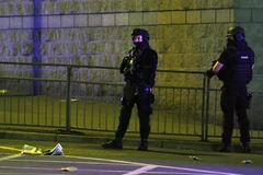 Cảnh sát gác tại hiện trường vụ nổ. (Nguồn: AFP/TTXVN)