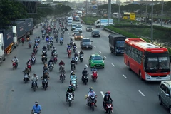 Cửa ngõ phía Tây Sài Gòn đông xe sau kỳ nghỉ Tết Dương lịch. (Ảnh: Mạnh Linh/TTXVN)