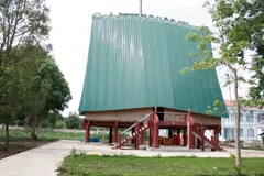Nhà Rông văn hóa xã Ia Chim, thành phố Kon Tum được xây dựng theo lối hiện đại với mái tôn, trụ bê tông, mất dần bản sắc truyền thống. (Ảnh: Hồng Điệp/TTXVN)