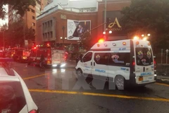 Xe cứu thương được điều động tới hiện trường vụ nổ. (Nguồn: EPA/TTXVN)