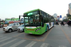 Xe buýt BRT vận hành trên đường Láng Hạ. (Ảnh: Huy Hùng/TTXVN)