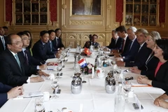 Thủ tướng Nguyễn Xuân Phúc hội kiến Chủ tịch Thượng viện Ankie Broekers – Knol và Chủ tịch Hạ viện Khadija Arib. (Ảnh: Thống Nhất/TTXVN)