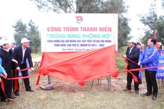 Phó Thủ tướng Trương Hòa Bình và các đại biểu thực hiện nghi thức khánh thành Công trình Thanh niên "Trồng rừng phòng hộ." (Ảnh: Phạm Kiên/TTXVN)