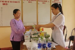 Cấp phát thuốc cho bệnh nhân ở trạm y tế xã. Ảnh minh họa. (Ảnh: Khiếu Tư/TTXVN)
