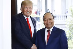 Tổng thống Hoa Kỳ Donald Trump đón Thủ tướng Nguyễn Xuân Phúc ngay tại cửa Nhà Trắng. (Ảnh: Thống Nhất/TTXVN)