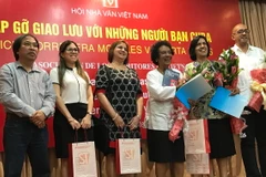 Hội Nhà văn Việt Nam tặng các bạn Cuba những ấn bản tiếng Anh mới nhất cuốn "Biên bản chiến tranh 1-2-3-4.75" của nhà văn, nhà báo Trần Mai Hạnh. (Ảnh: Mỹ Bình/Vietnam+)