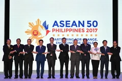 Các Ngoại trưởng chụp ảnh chung tại lễ khai mạc Hội nghị AMM lần thứ 50 ở Manila (Philippines) ngày 5/8. (Nguồn: EPA/TTXVN)