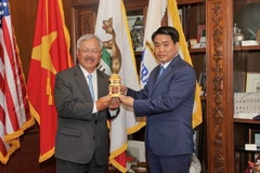 Chủ tịch Ủy ban Nhân dân thành phố Hà Nội Nguyễn Đức Chung và Thị trưởng San Francisco Edwin Lee. (Ảnh: Thanh Tuấn/Vietnam+)