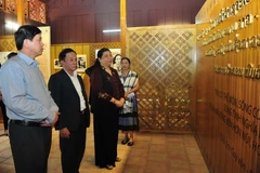 Phó Chủ tịch Quốc hội Tòng Thị Phóng thăm Nhà trưng bày kỷ vật trong Khu di tích, đã cơ bản được hoàn thành. (Ảnh: Diệp Anh/TTXVN)