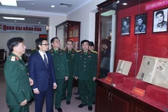Phó Thủ tướng Vũ Đức Đam thăm quan phòng truyền thống Báo Quân đội Nhân dân. (Ảnh: Phạm Kiên/TTXVN)