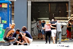 Hỗ trợ người bị thương tại hiện trường vụ tấn công ở Las Ramblas ngày 17/8. (Nguồn: EPA/TTXVN)