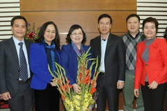 Ông Võ Văn Thưởng, Ủy viên Bộ Chính trị, Bí thư Trung ương Đảng, Trưởng Ban Tuyên giáo Trung ương đến chúc Tết gia đình nghệ sỹ nhân dân Chu Thúy Quỳnh. (Ảnh: Doãn Tấn/TTXVN)