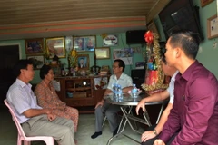 Đại sứ Thạch Dư thăm hỏi các gia đình chính sách người Việt Nam nhân dịp Tết cổ truyền dân tộc. (Ảnh: Phóng viên CQTT TTXVN tại Campuchia)