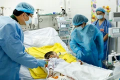 Bộ trưởng Y tế thăm bệnh nhân ghép phổi từ người cho sống đầu tiên