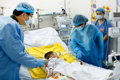 Bộ trưởng Y tế thăm bệnh nhân ghép phổi từ người cho sống đầu tiên