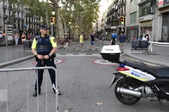 Cảnh sát Tây Ban Nha gác tại Rambla, Barcelona sau vụ tấn công khủng bố ngày 18/8. (Nguồn: AFP/TTXVN)