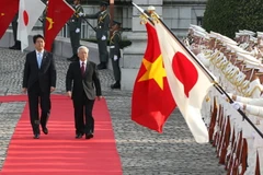 Thủ tướng Nhật Bản Shinzo Abe và Tổng Bí thư Nguyễn Phú Trọng duyệt đội danh dự trong chuyến thăm Nhật Bản của Tổng Bí thư hồi tháng 9/2015. (Ảnh: Trí Dũng/TTXVN)