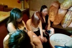 Một số phụ nữ được giải cứu trong cuộc đột kích của cảnh sát vào đêm 17/1.