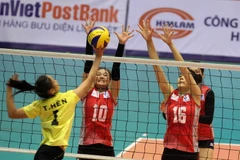 Pha tranh bóng trên lưới giữa Dương Thị Hên (số 1-VTV BĐ Long An) với Nguyễn Linh Chi (số 10-TT LienViet Post Bank). (Ảnh: Quốc Khánh/TTXVN)