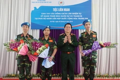 Các sỹ quan Việt Nam lên đường làm nhiệm vụ tại Phái bộ Gìn giữ Hòa bình Liên hợp quốc, tháng 4/2015. (Ảnh: Hồng Pha/TTXVN)