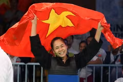 Nữ võ sỹ Phạm Thị Tươi ăn mừng sau khi giành được tấm huy chương vàng. (Ảnh: Quốc Khánh/TTXVN)