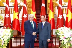 Thủ tướng Nguyễn Xuân Phúc và Thủ tướng Thổ Nhĩ Kỳ Binali Yildirim chủ trì buổi họp báo sáng 23/8. (Ảnh: Thống Nhất/TTXVN)