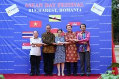Đại diện Đại sứ quán 5 nước ASEAN tại Romania. (Nguồn: Đại sứ quán Việt Nam ở Romania)