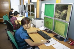 Nhân viên Phòng Dự báo thời tiết (Trung tâm Khí tượng Thủy văn Quốc gia) tổng hợp số liệu, theo dõi, theo dõi diễn biến bão. (Ảnh: Trọng Đạt/TTXVN)
