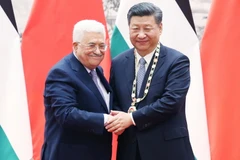 Chủ tịch Trung Quốc Tập Cận Bình và Tổng thống Palestine Mahmoud Abbas (trái) tại cuộc gặp ở Bắc Kinh. (Nguồn: THX/TTXVN)