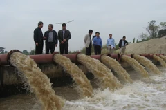 Lãnh đạo sở Nông nghiệp và Phát triển nông thôn Hà Nội kiểm tra lấy nước ở trạm bơm Phù Sa. (Ảnh: Đỗ Phương Anh/TTXVN)