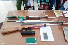 Súng tự chế hơi cồn bắn đạn bi sắt được công an huyện Ninh Hải, tỉnh Ninh Thuận thu giữ. (Ảnh: Nguyễn Thành/TTXVN)