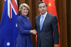 Ngoại trưởng Australia Julia Bishop đón người đồng cấp Trung Quốc Vương Nghị. (Nguồn: AFP)