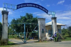 Hàng chục học viên cai nghiện đạp đổ cổng trại bỏ trốn tại Bến Tre