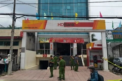 Công an Đồng Nai đang phong tỏa hiện trường vụ cướp để điều tra. (Ảnh: Sỹ Tuyên/TTXVN)