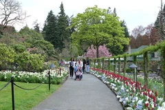 Vườn Burchart 100 năm tuổi, hội tụ gần 1.000 loài hoa và được mệnh danh là “vườn địa đàng nơi hạ giới." (Ảnh: Vũ Hà/Vietnam+)