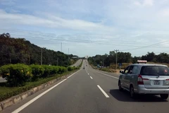 Đường trục chính Bắc-Nam đảo Phú Quốc được đầu tư xây dựng mới. (Ảnh: Lê Sen/TTXVN)