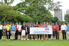 Các golf thủ chụp ảnh lưu niệm trước khi thi đấu. (Ảnh: Hoài Nam/Vietnam+)