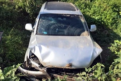 Chiếc xe bị hư hỏng nặng phần đầu sau vụ tai nạn. (Ảnh: Tá Chuyên/TTXVN)