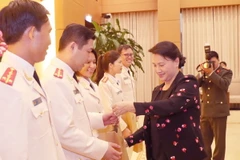 Chủ tịch Quốc hội Nguyễn Thị Kim Ngân gặp mặt thân mật và tặng quà các đại biểu là thanh niên tiêu biểu Công an nhân dân năm 2016. (Ảnh: Trọng Đức/TTXVN)