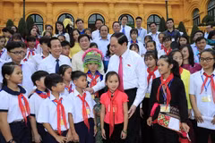 Chủ tịch nước Trần Đại Quang gặp mặt thân mật Đoàn đại biểu học sinh, sinh viên có hoàn cảnh đặc biệt khó khăn nhân dịp về thăm thủ đô Hà Nội. (Ảnh: Nhan Sáng/TTXVN)