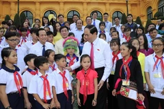 Chủ tịch nước Trần Đại Quang gặp mặt thân mật Đoàn đại biểu học sinh, sinh viên có hoàn cảnh đặc biệt khó khăn nhân dịp về thăm thủ đô Hà Nội. (Ảnh: Nhan Sáng/TTXVN)