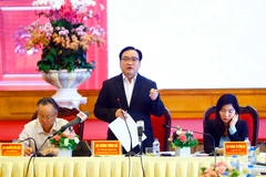 Ông Hoàng Trung Hải, Ủy viên Bộ Chính trị, Bí thư Thành ủy Hà Nội làm việc với lãnh đạo chủ chốt quận ủy Hà Đông. (Ảnh: An Đăng/TTXVN)