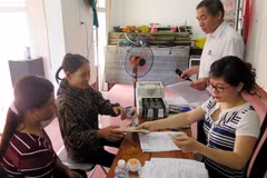 Chi trả tiền cho các đối tượng bị ảnh hưởng do sự cố môi trường biển ngày 5/7 tại xã Thịnh Lộc, huyện Lộc Hà, Hà Tĩnh. (Ảnh Tường Vũ/TTXVN)