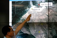 Giám đốc Cục động đất và núi lửa thuộc Cơ quan khí tượng Hàn Quốc công bố vị trí xảy ra trận động đất được cho là vụ thử bom H ở Triều Tiên ngày 3/9. (Nguồn: EPA/ TTXVN)